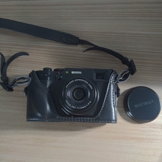 フジフイルム(富士フイルム)の（値下予定無）FUJI FILM　 X100V BLACK　中古　　オプション付(コンパクトデジタルカメラ)