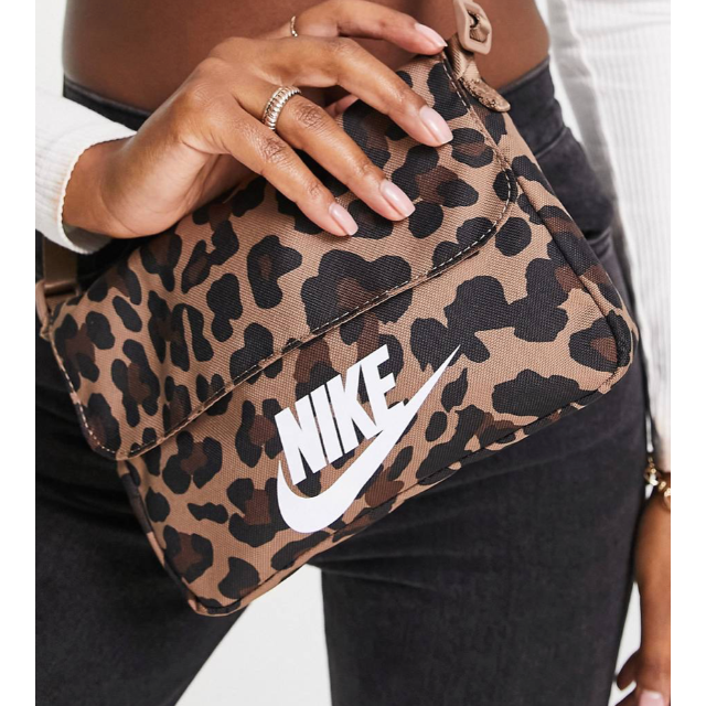 NIKE(ナイキ)のNike cross body flight bag レディースのバッグ(ショルダーバッグ)の商品写真