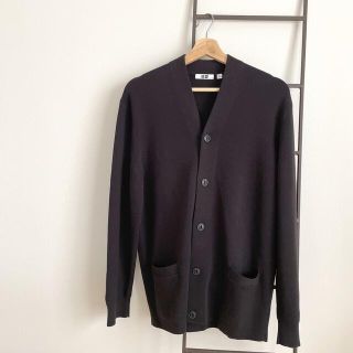 ユニクロ(UNIQLO)のユニクロ　ユー　ミドルゲージVネックカーディガン　黒(カーディガン)