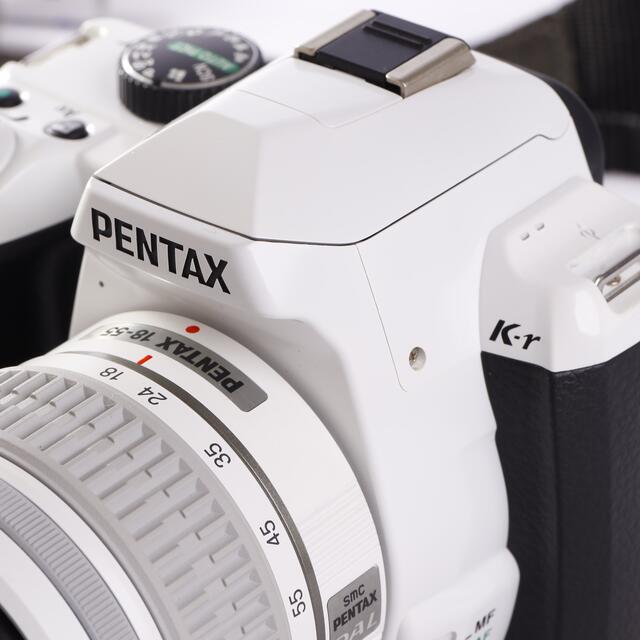 PENTAX(ペンタックス)の⭐️ちょと差がつく可愛いホワイトボディ一眼レフ⭐️ペンタックスk-r スマホ/家電/カメラのカメラ(デジタル一眼)の商品写真