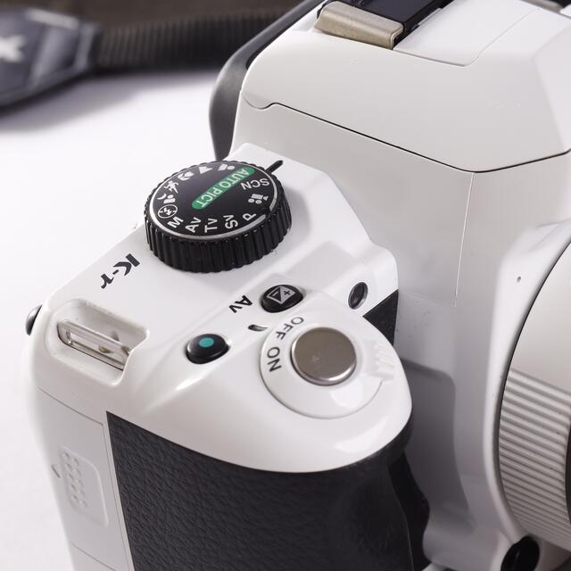 PENTAX(ペンタックス)の⭐️ちょと差がつく可愛いホワイトボディ一眼レフ⭐️ペンタックスk-r スマホ/家電/カメラのカメラ(デジタル一眼)の商品写真