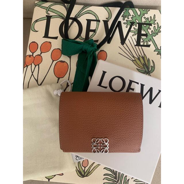 LOEWE(ロエベ)のロエベ LOEWE アナグラム トライフォールド  タン  レディースのファッション小物(財布)の商品写真