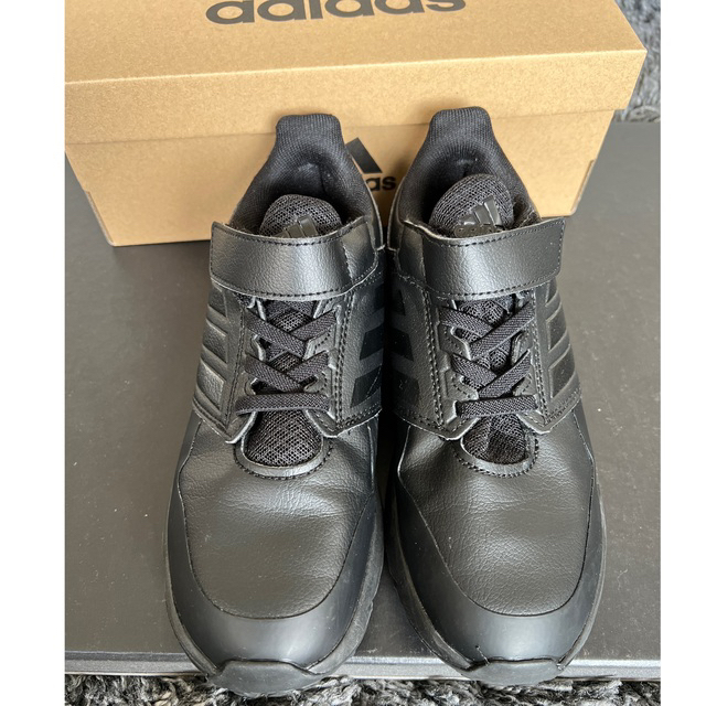 adidas(アディダス)のアディダス☆フォルタラン☆黒21.5cm キッズ/ベビー/マタニティのキッズ靴/シューズ(15cm~)(スニーカー)の商品写真