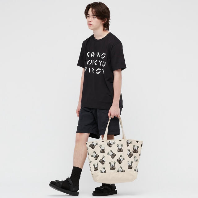 新品タグ付　UNIQLOユニクロ KAWS カウズ Tシャツ トートバックセット