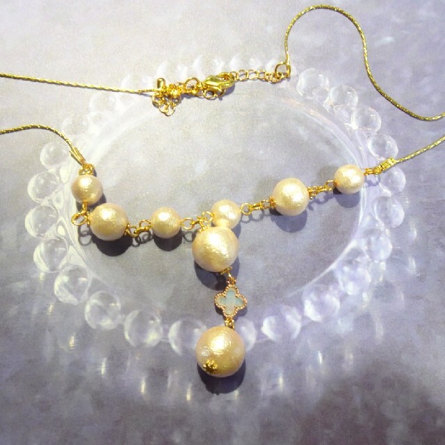 ハンドメイド　コットンパールのネックレス　ホワイトオパールのクロバー ハンドメイドのアクセサリー(ネックレス)の商品写真