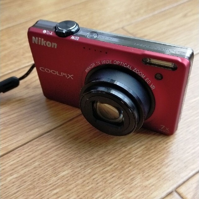 Nikon(ニコン)のNikon Style COOLPIX S6000 FLUSH RED スマホ/家電/カメラのカメラ(コンパクトデジタルカメラ)の商品写真