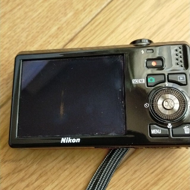 Nikon(ニコン)のNikon Style COOLPIX S6000 FLUSH RED スマホ/家電/カメラのカメラ(コンパクトデジタルカメラ)の商品写真