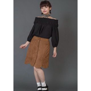 ダブルクローゼット(w closet)のw closet フェイクスエード裾スカラップスカート(ひざ丈スカート)