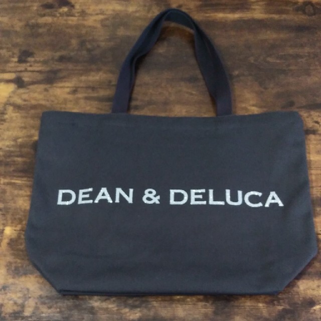 DEAN & DELUCA(ディーンアンドデルーカ)のディーンアンドデルーカ　チャリティートートバッグ　ストーングレー　Lサイズ レディースのバッグ(トートバッグ)の商品写真