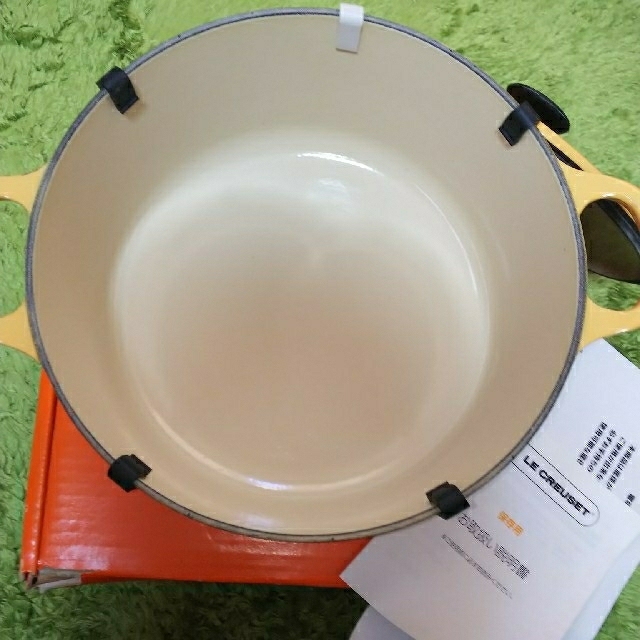 LE CREUSET(ルクルーゼ)の(未使用)ルクルーゼ　ココットロンド 22cm　サフラン　イエロー インテリア/住まい/日用品のキッチン/食器(鍋/フライパン)の商品写真