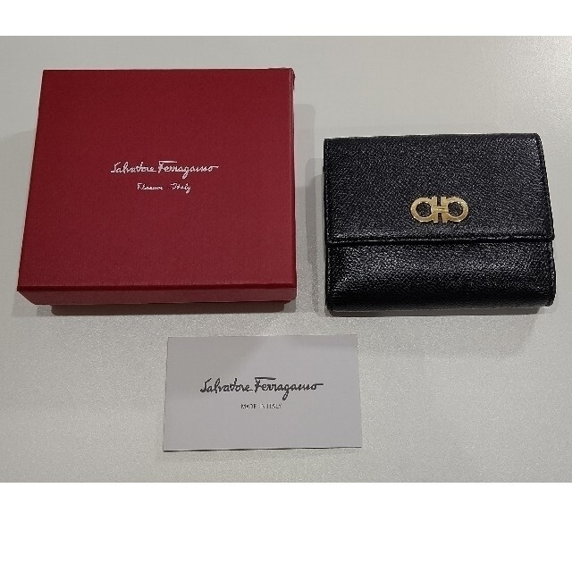 Salvatore Ferragamo(サルヴァトーレフェラガモ)の【美品】お値下げ！フェラガモ  黒 二つ折り 財布 レディースのファッション小物(財布)の商品写真