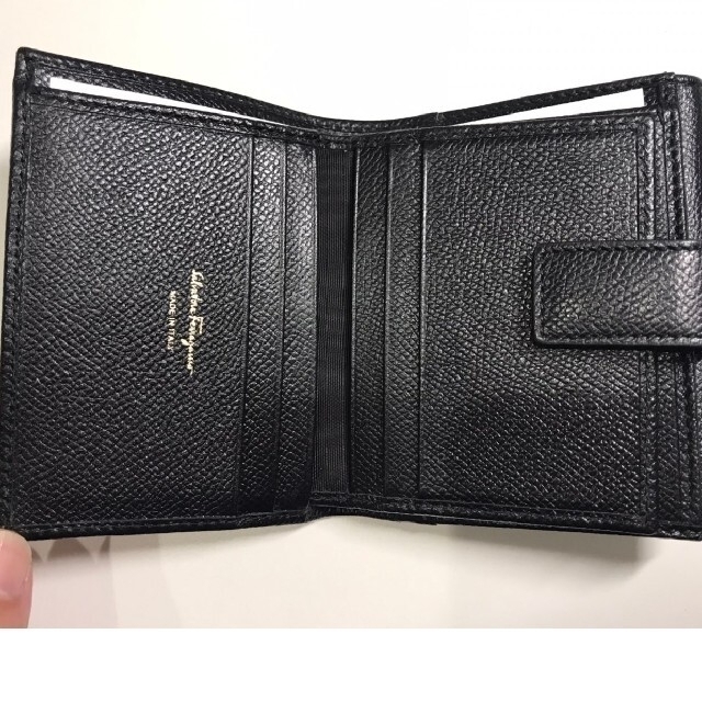 Salvatore Ferragamo(サルヴァトーレフェラガモ)の【美品】お値下げ！フェラガモ  黒 二つ折り 財布 レディースのファッション小物(財布)の商品写真