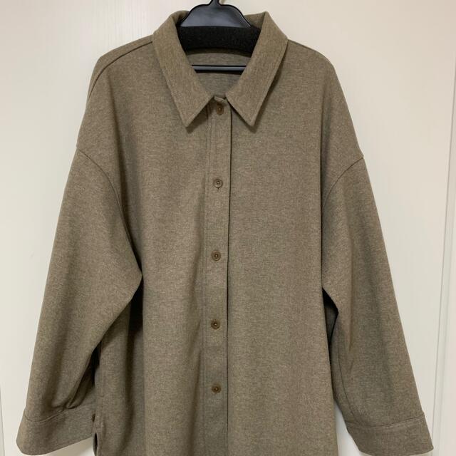 UNIQLO(ユニクロ)のブラッシュドジャージーシャツジャケット　XL ベージュ レディースのトップス(シャツ/ブラウス(長袖/七分))の商品写真