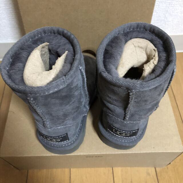 UGG(アグ)のUGG  キッズクラシックブーツ　グレー　13.5センチ キッズ/ベビー/マタニティのベビー靴/シューズ(~14cm)(ブーツ)の商品写真