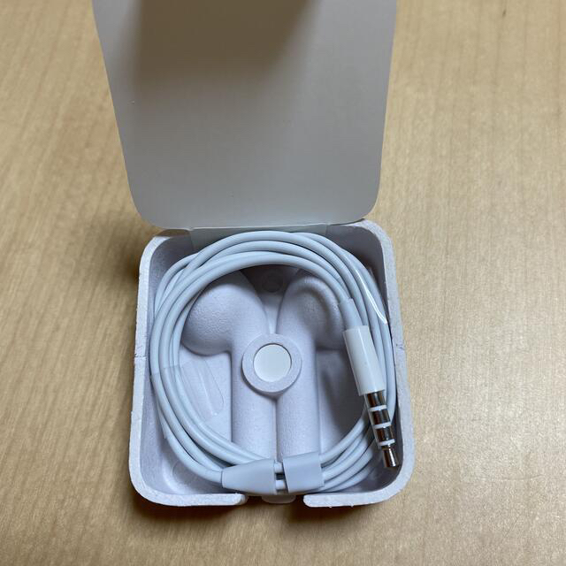 Apple(アップル)の【新品未使用】 iPod nano付属純正イヤホン スマホ/家電/カメラのオーディオ機器(ヘッドフォン/イヤフォン)の商品写真