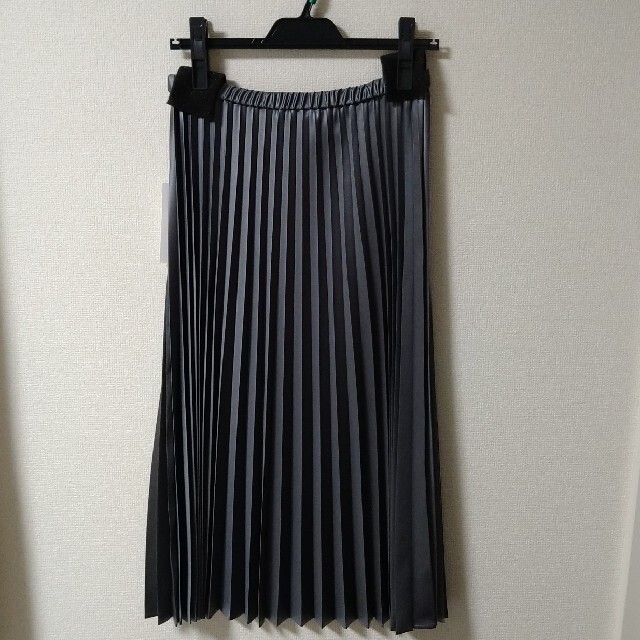 23区(ニジュウサンク)の23区サテンプリーツレザースカート レディースのスカート(ロングスカート)の商品写真