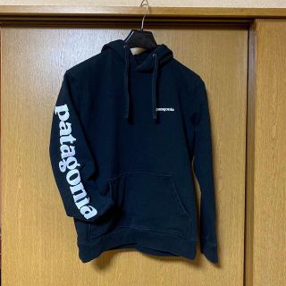 パタゴニア(patagonia)のパタゴニア patagonia 袖ロゴ パーカー ブラック　希少　美品(パーカー)