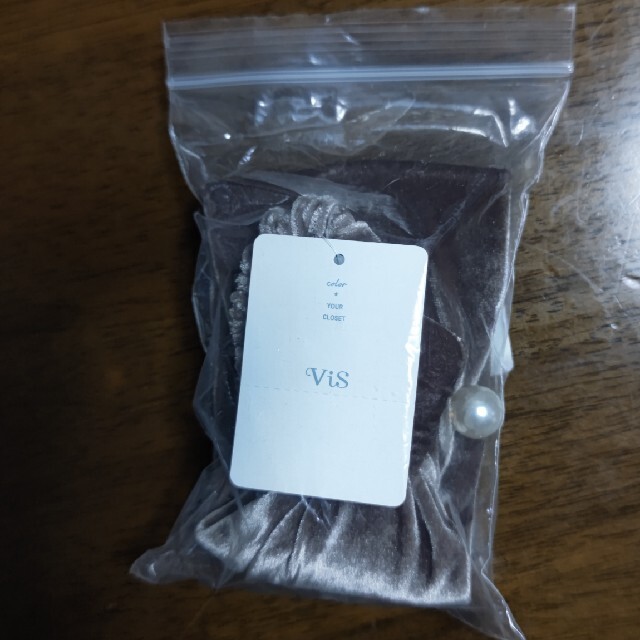 ViS(ヴィス)の新品VIS パールピンセットヘアバンド　ベルベットベージュ レディースのヘアアクセサリー(ヘアバンド)の商品写真