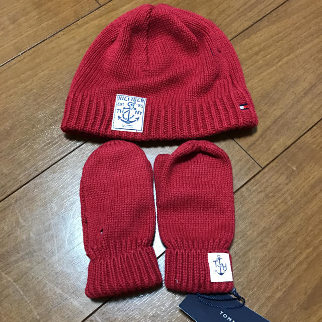 TOMMY HILFIGER(トミーヒルフィガー)の新品、未使用☆ トミーヒルガー ニット帽 手袋 セット キッズ/ベビー/マタニティのこども用ファッション小物(帽子)の商品写真