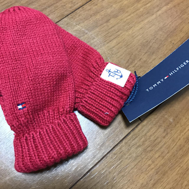 TOMMY HILFIGER(トミーヒルフィガー)の新品、未使用☆ トミーヒルガー ニット帽 手袋 セット キッズ/ベビー/マタニティのこども用ファッション小物(帽子)の商品写真