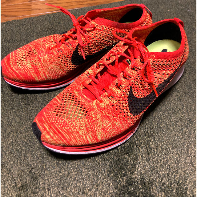 NIKE(ナイキ)のNIKE ナイキ　フライニットレーサー  Bright Crimson Volt メンズの靴/シューズ(スニーカー)の商品写真