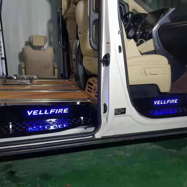 ヴェルファイア  VELLFIRE　4点セット30系 前後期 黒スカッフプレート 自動車/バイクの自動車(車内アクセサリ)の商品写真