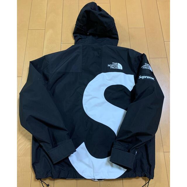 Supreme(シュプリーム)のsupreme ノースフェイス　Sロゴマウンテンジャケット　黒S メンズのジャケット/アウター(マウンテンパーカー)の商品写真