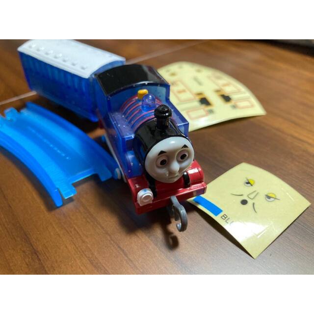 トーマス　ガチャガチャ　クリアーラメ青いろの客車セット キッズ/ベビー/マタニティのおもちゃ(電車のおもちゃ/車)の商品写真