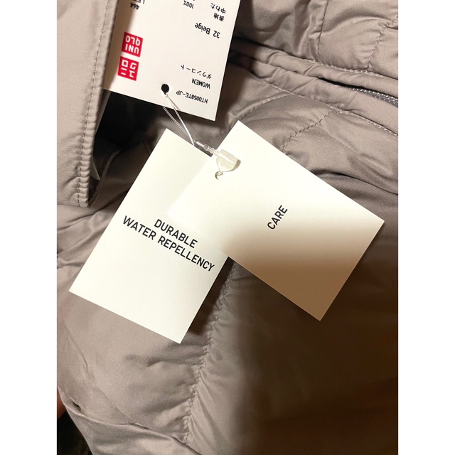 UNIQLO(ユニクロ)の新品未使用タグ付き ユニクロ 高品質撥水ダウンコート ベルト付ベージュ　Mサイズ レディースのジャケット/アウター(ダウンコート)の商品写真