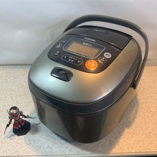 トウシバ(東芝)のTOSHIBA 真空IH RC-10VRE シルバー　5合炊き(炊飯器)