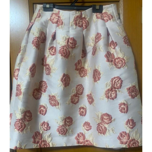 新品タグ付き エムズグレイシー 大人気　薔薇柄 スカートのサムネイル