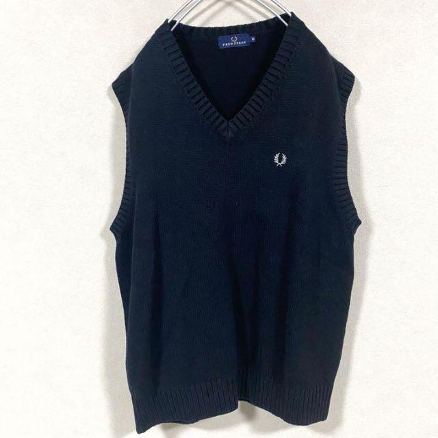 FRED PERRY(フレッドペリー)のニットベスト　フレッドペリー　刺繍　ワンポイント　ブラック　大きいサイズ メンズのトップス(ベスト)の商品写真