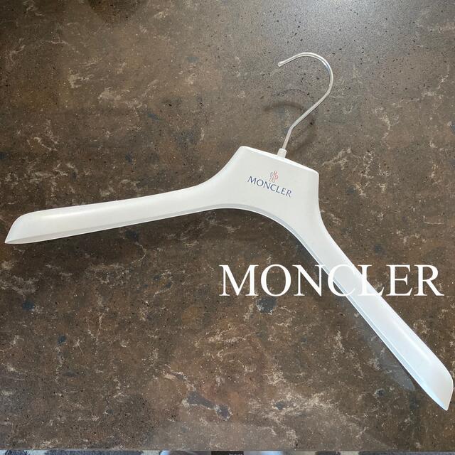 MONCLER(モンクレール)のMONCLERハンガー インテリア/住まい/日用品の収納家具(押し入れ収納/ハンガー)の商品写真