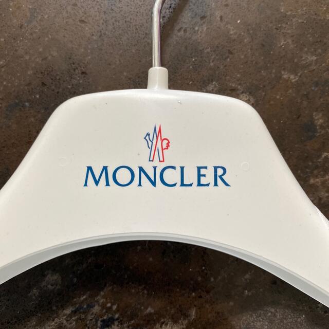 MONCLER(モンクレール)のMONCLER kidsハンガー インテリア/住まい/日用品の収納家具(押し入れ収納/ハンガー)の商品写真