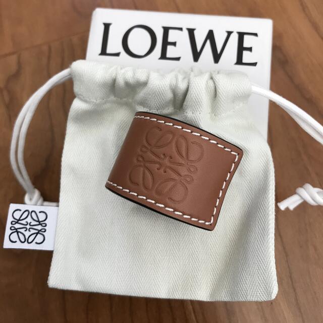 LOEWE(ロエベ)の✨LOEWE  スラップブレスレット　スモールカーフ　タン✨ レディースのアクセサリー(ブレスレット/バングル)の商品写真