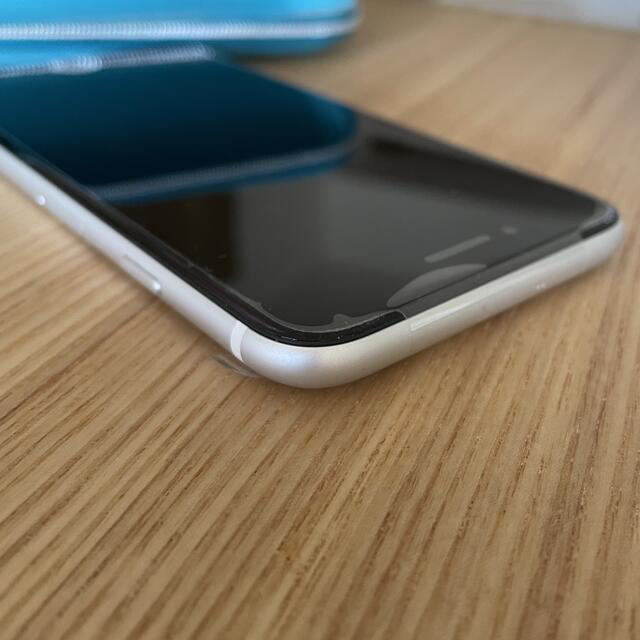 iPhone(アイフォーン)のiPhone se2 SIMフリー  64GB ホワイト美品 スマホ/家電/カメラのスマートフォン/携帯電話(スマートフォン本体)の商品写真