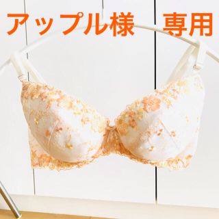 トリンプ(Triumph)の【未使用】Triumph トリンプ ブラ　D70 白　花柄　刺繍(ブラ)