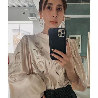 アメリヴィンテージ(Ameri VINTAGE)のAmeri◆LADY EMBROIDERY PUFF BLOUSE アイボリー(シャツ/ブラウス(長袖/七分))