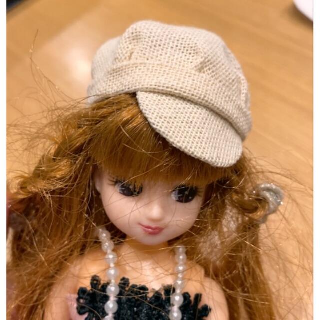 黒小さい人形に可愛いかぶれるシンプルキャスケット帽子　リカちゃんバービーに エンタメ/ホビーのおもちゃ/ぬいぐるみ(キャラクターグッズ)の商品写真