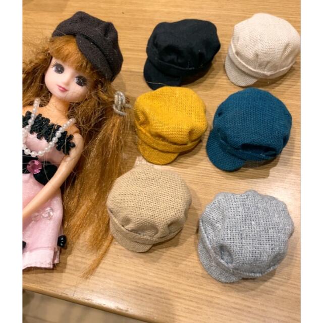黒小さい人形に可愛いかぶれるシンプルキャスケット帽子　リカちゃんバービーに エンタメ/ホビーのおもちゃ/ぬいぐるみ(キャラクターグッズ)の商品写真