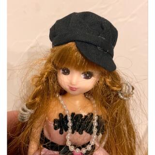 黒小さい人形に可愛いかぶれるシンプルキャスケット帽子　リカちゃんバービーに(キャラクターグッズ)