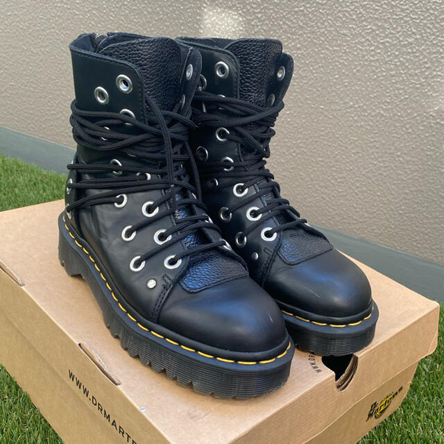 Dr.Martens(ドクターマーチン)の【激レア】Dr.Martens DARIA UK3 黒 厚底 32ホール ダリア レディースの靴/シューズ(ブーツ)の商品写真