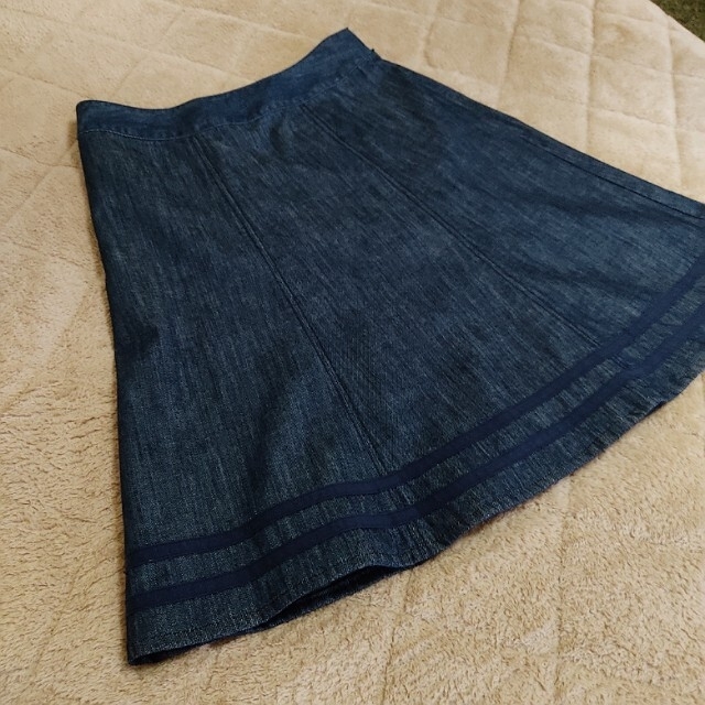 LAURA ASHLEY(ローラアシュレイ)のローラアシュレイ　デニム　スカート　フレア レディースのスカート(ひざ丈スカート)の商品写真