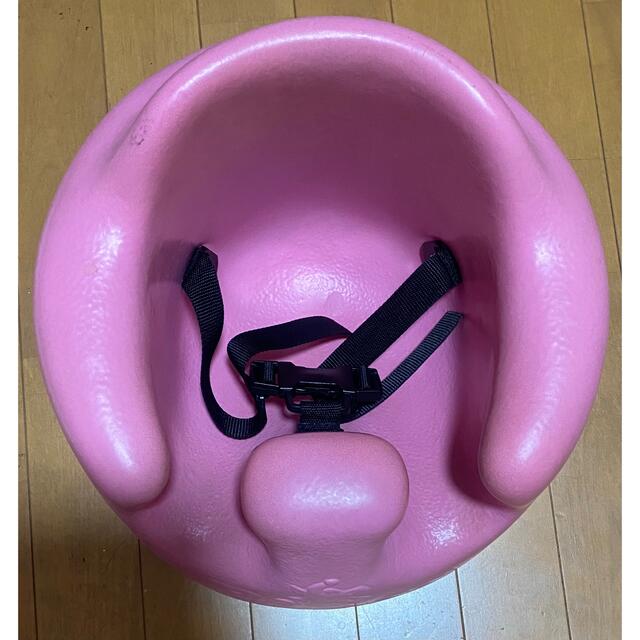 Bumbo(バンボ)のバンボ　トレイベルト付き　ピンク　ベビーチェア キッズ/ベビー/マタニティの寝具/家具(その他)の商品写真