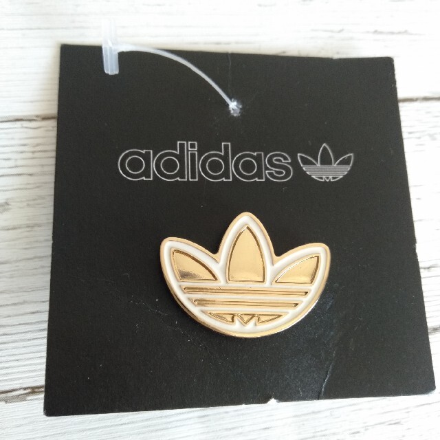 Adidas アディダス ピンバッジ ゴールド アクセサリー おしゃれ ロゴの通販 By Gigi アディダスならラクマ