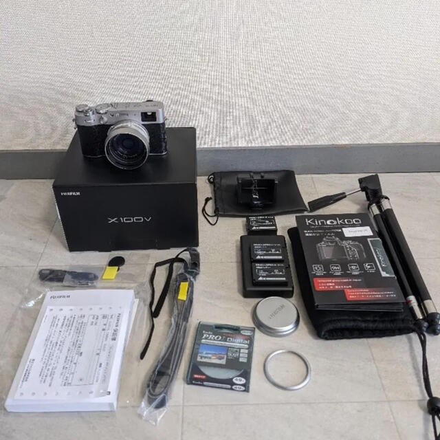 富士フイルム(フジフイルム)のFUJIFILM X100V シルバー スマホ/家電/カメラのカメラ(コンパクトデジタルカメラ)の商品写真