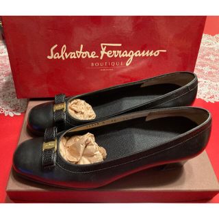 サルヴァトーレフェラガモ(Salvatore Ferragamo)の美品【25.0】Salvatore Ferragamo パンプス(ハイヒール/パンプス)