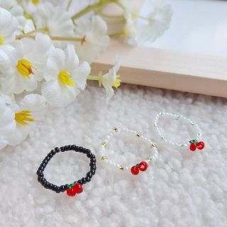 ニコアンド(niko and...)のチェリーline＊3個セット＊ビーズリング＊ハンドメイド ゴム アクセ(リング)