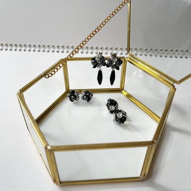 ポニーフッ お花のブラックピアスの通販 by Kirby accessory|ラクマ ールの