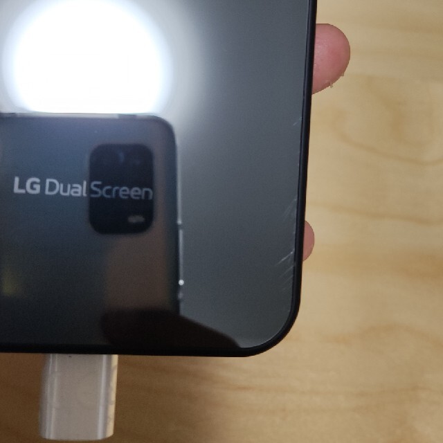 LG Electronics(エルジーエレクトロニクス)のLG Dual Screen 表面に傷あり品、充電アダプタ スマホ/家電/カメラのスマートフォン/携帯電話(その他)の商品写真